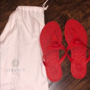 VERSACE SANDAL MEDUSA PALAZZO THONG SANDALS - RED